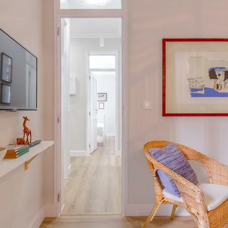 Baixa 2 Bedrooms Apt With Patio + Free Pick Up By Timecooler