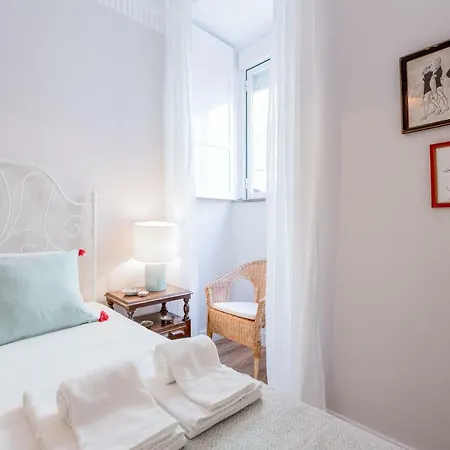 Baixa 2 Bedrooms Apt With Patio + Free Pick Up By Timecooler