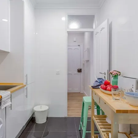Baixa 2 Bedrooms Apt With Patio + Free Pick Up By Timecooler
