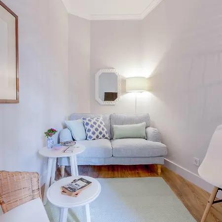 Baixa 2 Bedrooms Apt With Patio + Free Pick Up By Timecooler