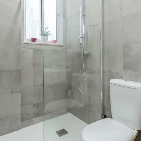 Baixa 2 Bedrooms Apt With Patio + Free Pick Up By Timecooler Apartman
